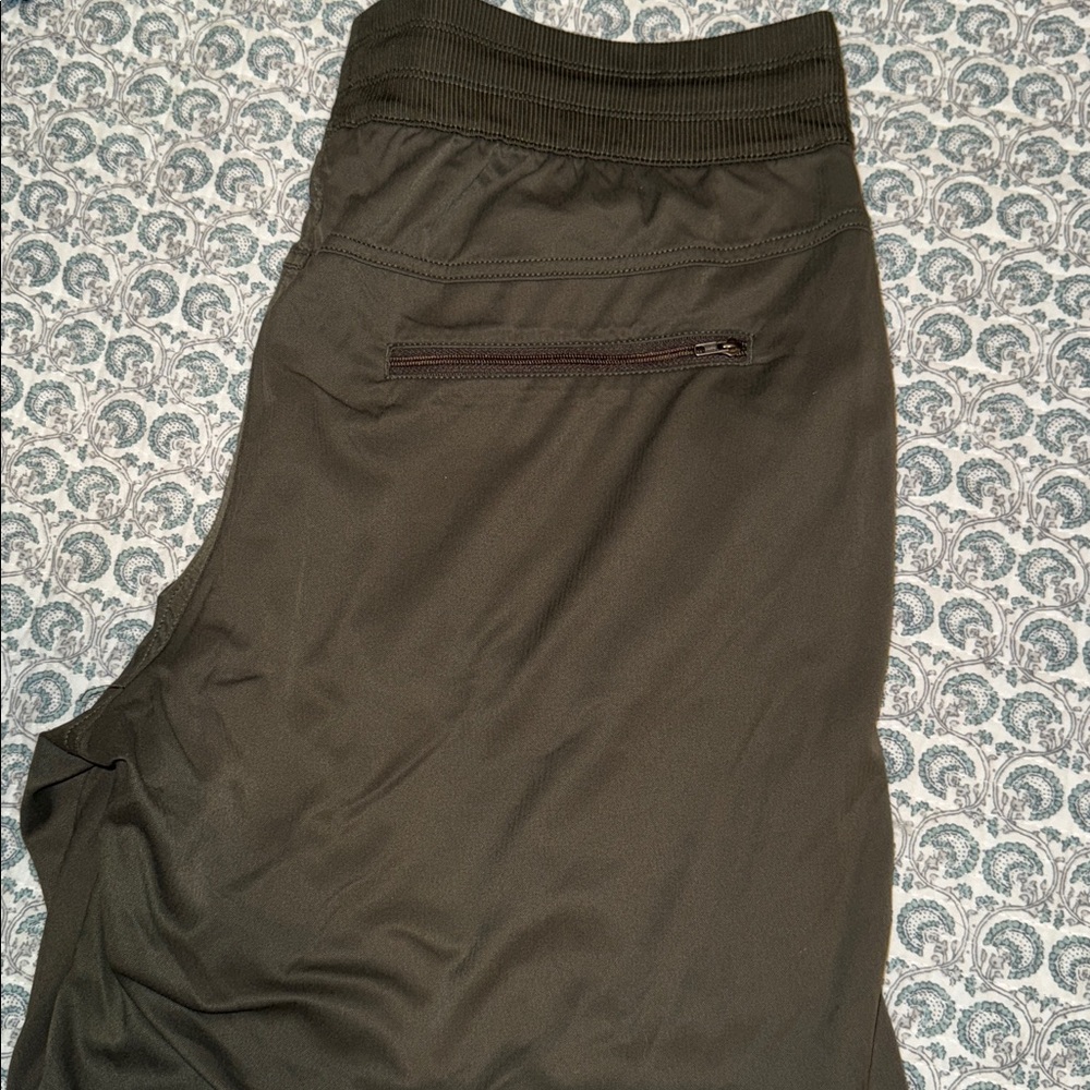 The North Face Women's green Shorts - Picture 4 of 6